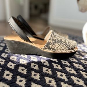 New never worn Kenneth Cole Reaction sandals snake print sz 5
